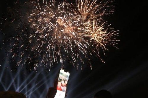 Hà Tĩnh: 'Biển người' chen chân xem 180 giàn pháo hoa rực sáng biển Xuân Thành