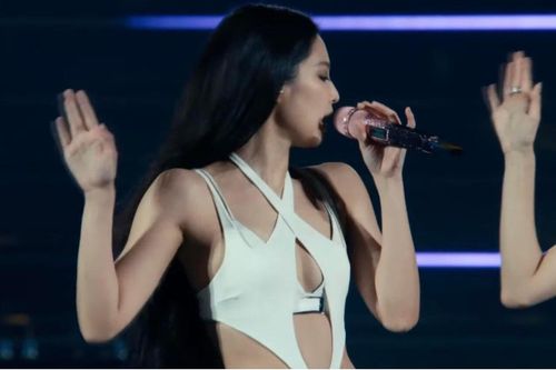 Trang phục cắt xẻ, lộ đường chân ngực của Jennie tại Coachella