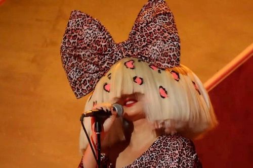 Quần cắt xẻ, corset cho nam giới tại Coachella