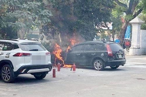 Ôtô đang đỗ trong sân bất ngờ bốc cháy dữ dội