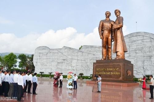 Bộ trưởng Ngoại giao Bùi Thanh Sơn dâng hương tại Tượng đài Nguyễn Sinh Sắc-Nguyễn Tất Thành, thăm Sở Ngoại vụ tỉnh Bình Định