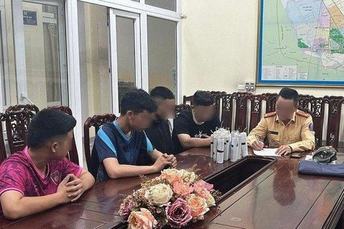 Phát hiện 5 thiếu niên cuốn pháo nổ đem bán