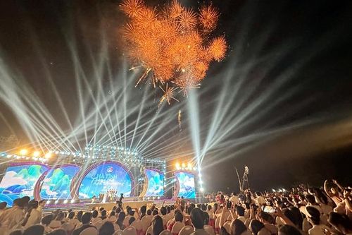Hà Tĩnh: Kích hoạt mùa du lịch biển với màn bắn pháo hoa rực rỡ