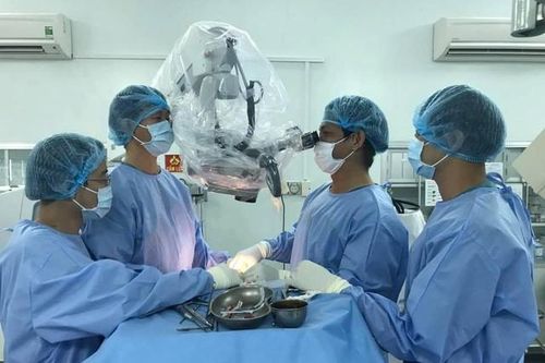 Người phụ nữ cao 8cm sau ca mổ kéo dài hơn 7 giờ