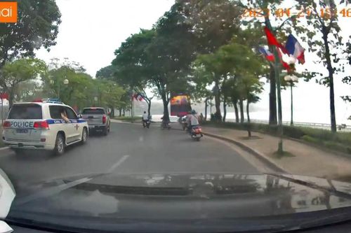 Xử phạt lái xe điều khiển ô tô bán tải cản trở đoàn xe ưu tiên