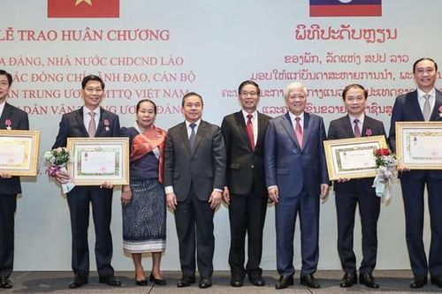 Đảng, Nhà nước Lào trao Huân chương tặng lãnh đạo UBTƯ MTTQ Việt Nam và Ban Dân vận Trung ương