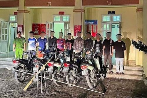 Cầm dao tìm đối thủ, nhóm thanh niên gặp ngay công an
