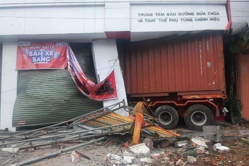 Xe container lao vào cửa hàng xe máy