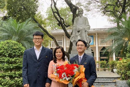 Kết nạp hai đảng viên tuổi 18 đầu tiên tại ngôi trường 115 năm tuổi