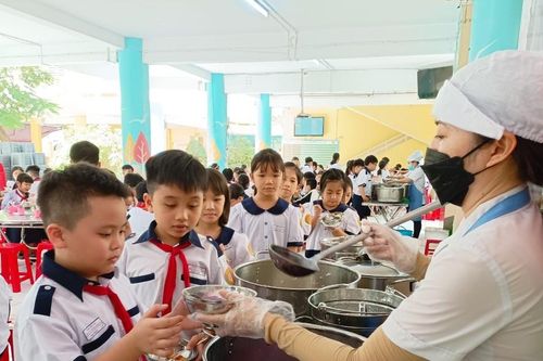 TPHCM: Khảo sát mức độ hài lòng của học sinh đối với nhà vệ sinh và chất lượng bữa ăn bán trú