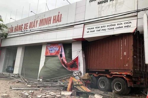 Hải Phòng: Container lao vào cửa hàng xe máy