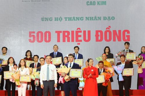 Phòng khám thẩm mỹ Cao Kim ủng hộ Tháng nhân đạo 500 triệu đồng