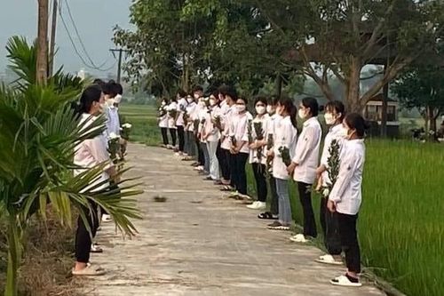 Clip hơn 500 học sinh xót thương tiễn biệt cô giáo bằng hoa cúc trắng