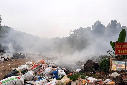 Khói nghi ngút từ bãi rác tạm 'tra tấn' người dân ở Vĩnh Phúc