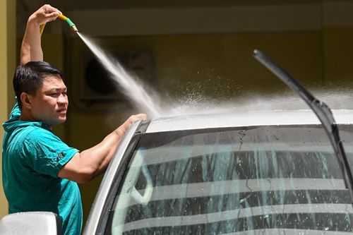 Người TP.HCM chống tia cực tím ngày nắng nóng gần 40 độ C