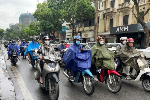 Người dân Thủ đô xuống phố trong ngày thời tiết chuyển lạnh