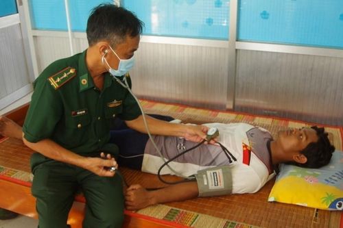 Bến Tre: Đưa một người nước ngoài trôi dạt trên biển vào bờ an toàn