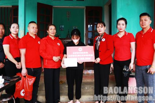 Hội Chữ thập đỏ huyện Hữu Lũng thăm hỏi, động viên gia đình có người thân tử vong do tai nạn giao thông