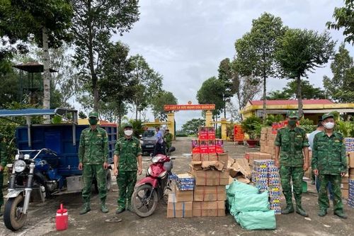 Khen thưởng 3 tập thể, 6 cá nhân vì thành tích chống buôn lậu thuốc lá và pháo nổ