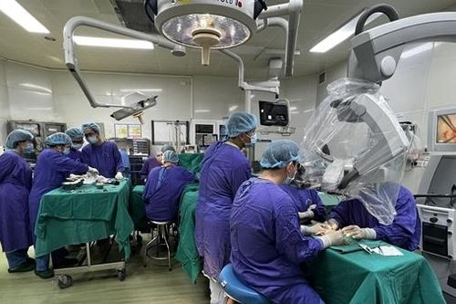 Trắng đêm nối bàn tay bị đứt rời cho cháu bé 21 tháng tuổi