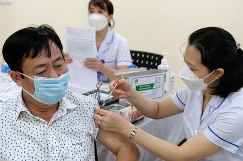 Ca COVID-19 tăng, tiêm vaccine xuyên nghỉ lễ, tăng cường bảo vệ nhóm nguy cơ