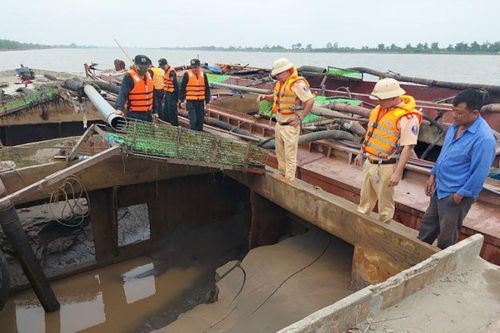 Bắt 3 tàu hút cát trái phép trên sông Đáy