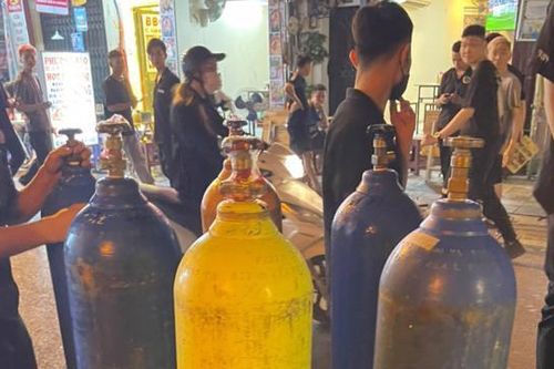 Công an quận Hoàn Kiếm kiểm tra quán bar, thu giữ nhiều bình khí cười
