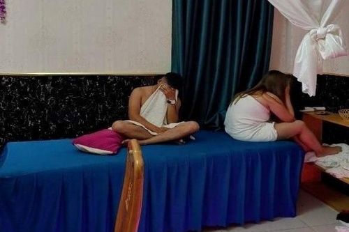 Bắt quả tang 'ổ nhền nhện' trong quán massage