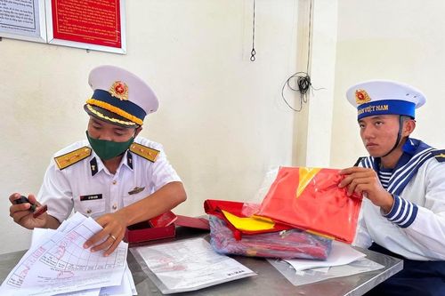 Cảm xúc từ con dấu đỏ Trường Sa thiêng liêng trên lá cờ Tổ Quốc