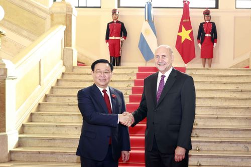 Chủ tịch Quốc hội Vương Đình Huệ đến thăm và làm việc tại Rosario