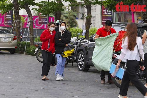 Hà Nội đón gió lạnh cuối mùa, người dân xuýt xoa hưởng 'rét nàng Bân'