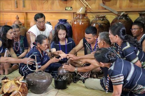 Tái hiện lễ cưới của người K'ho Sre