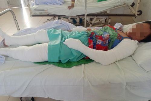 Mẹ kế tẩm xăng đốt sách vở của con chồng khiến cả nhà rơi vào bi kịch