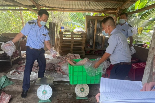 Ngăn chặn hơn 1,7 tấn thịt lợn bốc mùi chuẩn bị đưa vào các bếp ăn tại Đồng Nai