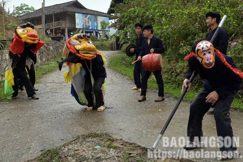 Bảo tồn bản sắc văn hóa truyền thống gắn với du lịch