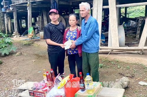 Tặng quà hộ nghèo ở Phú Lương