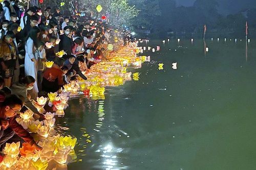 Ninh Bình: Lung linh lễ hội hoa đăng và đại lễ cầu siêu