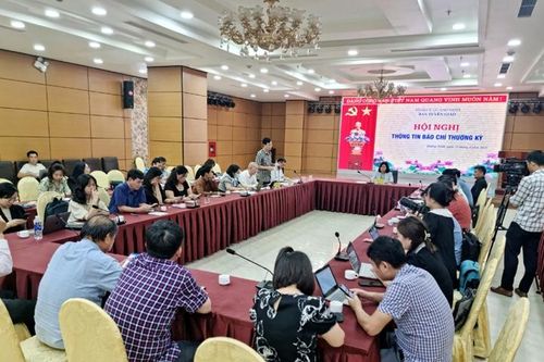 Quảng Ninh: Chống chọi với xác phao xốp trôi nổi trên vịnh Hạ Long