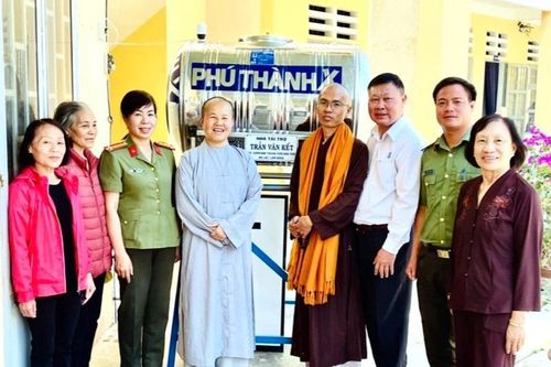 Lâm Đồng: Trao 10 máy lọc nước và bình chứa nước tặng trường học vùng sâu, vùng xa