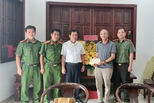 Ban Giám đốc Công an TPHCM thăm hỏi nguyên lãnh đạo Bộ Công an, CATP dịp lễ 30-4
