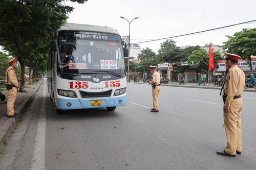 Hà Nội: CSGT xử lý xe khách vi phạm an toàn giao thông trước dịp lễ 30/4, 1/5