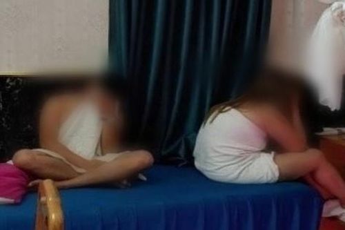 'Mây mưa' tại tiệm massage, 4 đôi nam nữ bị bắt quả tang