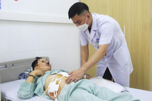 Người đàn ông 65 tuổi ở Quảng Ninh bị thủng dạ dày-tá tràng hiếm gặp được bác sĩ cứu sống