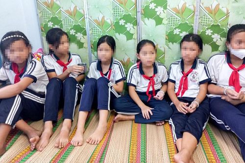 9 học sinh nhập viện sau khi ăn kẹo mua ở cổng trường