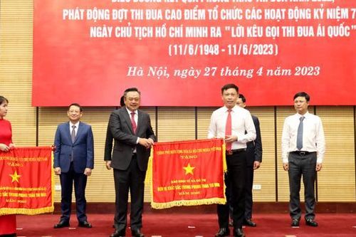 Báo Kinh tế & Đô thị nhận Cờ thi đua của Chính phủ