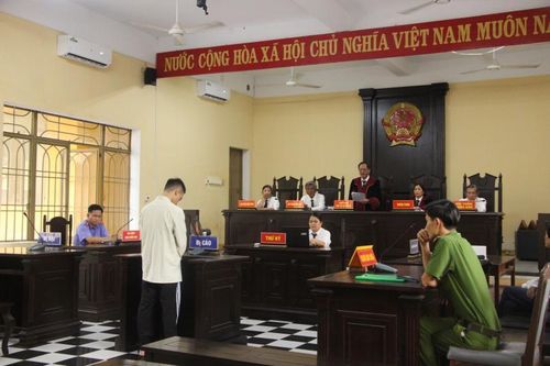 Chuyển khoản bằng… dao!