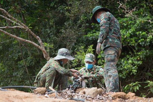 Nổ mìn, khai thông các tuyến đường bị sạt lở trên bán đảo Sơn Trà