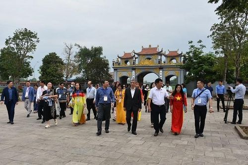 Kiều bào thăm địa phương trọng điểm về phát triển du lịch của tỉnh Phú Thọ