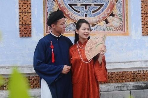Vợ chồng trung vệ Quế Ngọc Hải mặc áo dài kiểu xưa, đi guốc mộc thực hiện bộ ảnh tại Đại nội Huế