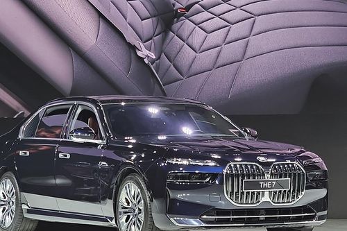 Loạt ô tô tiền tỷ ra mắt khách Việt, bất chấp thị trường đang ế ẩm